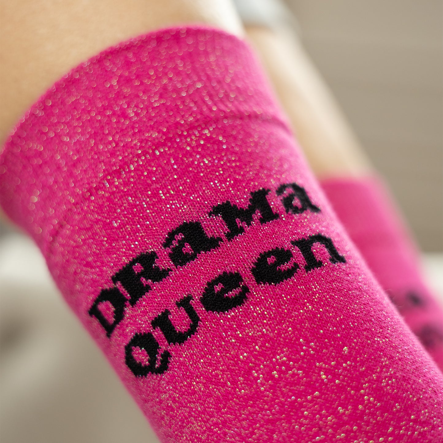 SOXO moteriškos kojinės „Drama Queen“ su raktų pakabuku